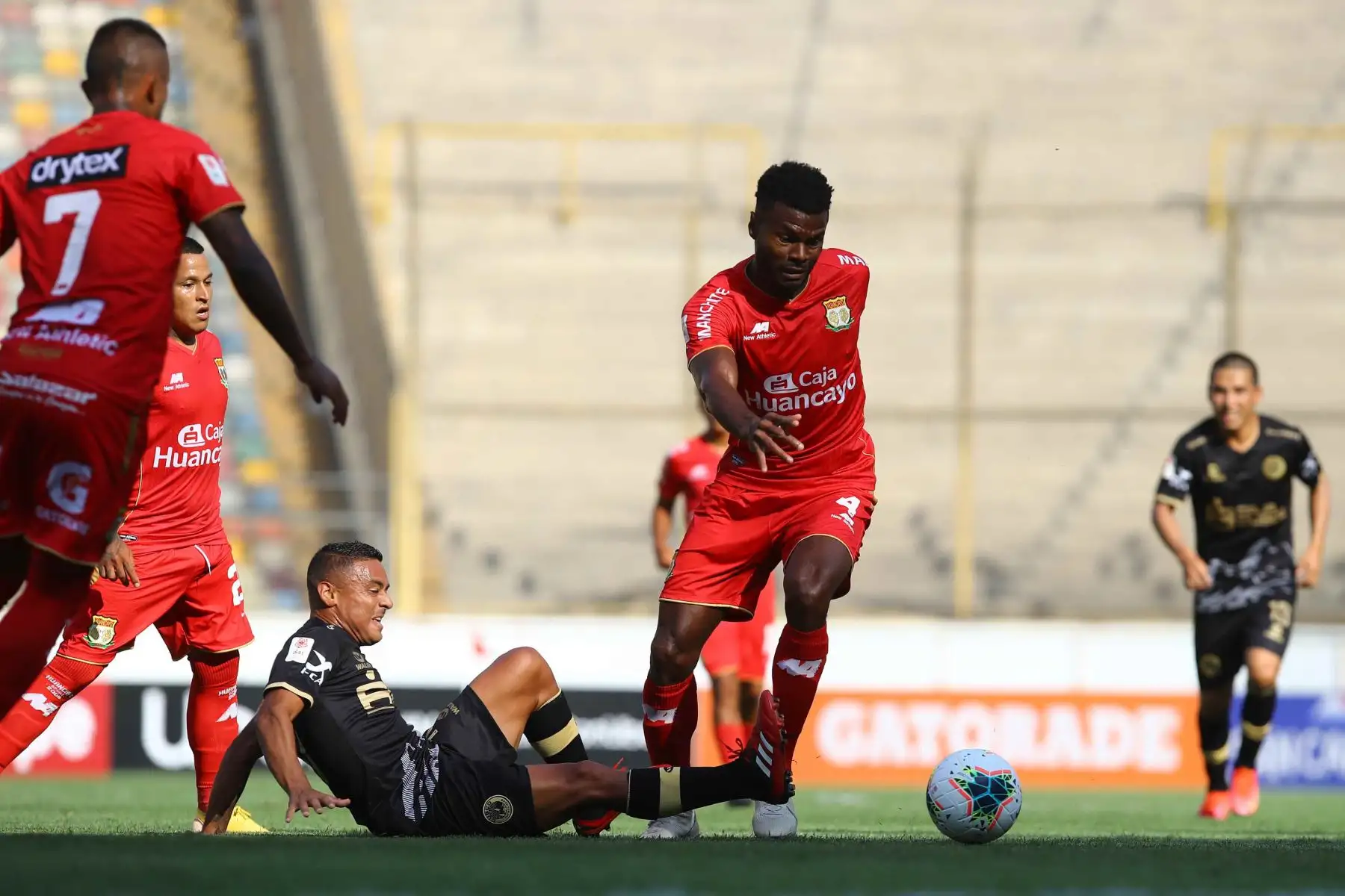 J. Valoyes de Sport Huancayo controla el balón ante la marca de su rival de Cusco FC durante partido por la quinta fecha de la Liga 1, en el Estadio Monumental. Foto: Liga 1