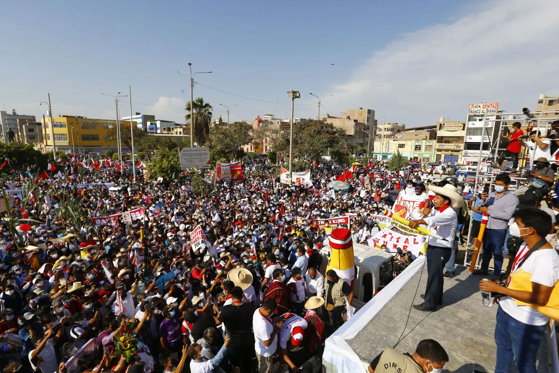 Mitin  del candidato de Perú Libre,  Pedro Castillo  en la ciudad de Chiclayo, como parte de su agenda en la región de Lambayeque. 
Foto: ANDINA/Andrés Valle