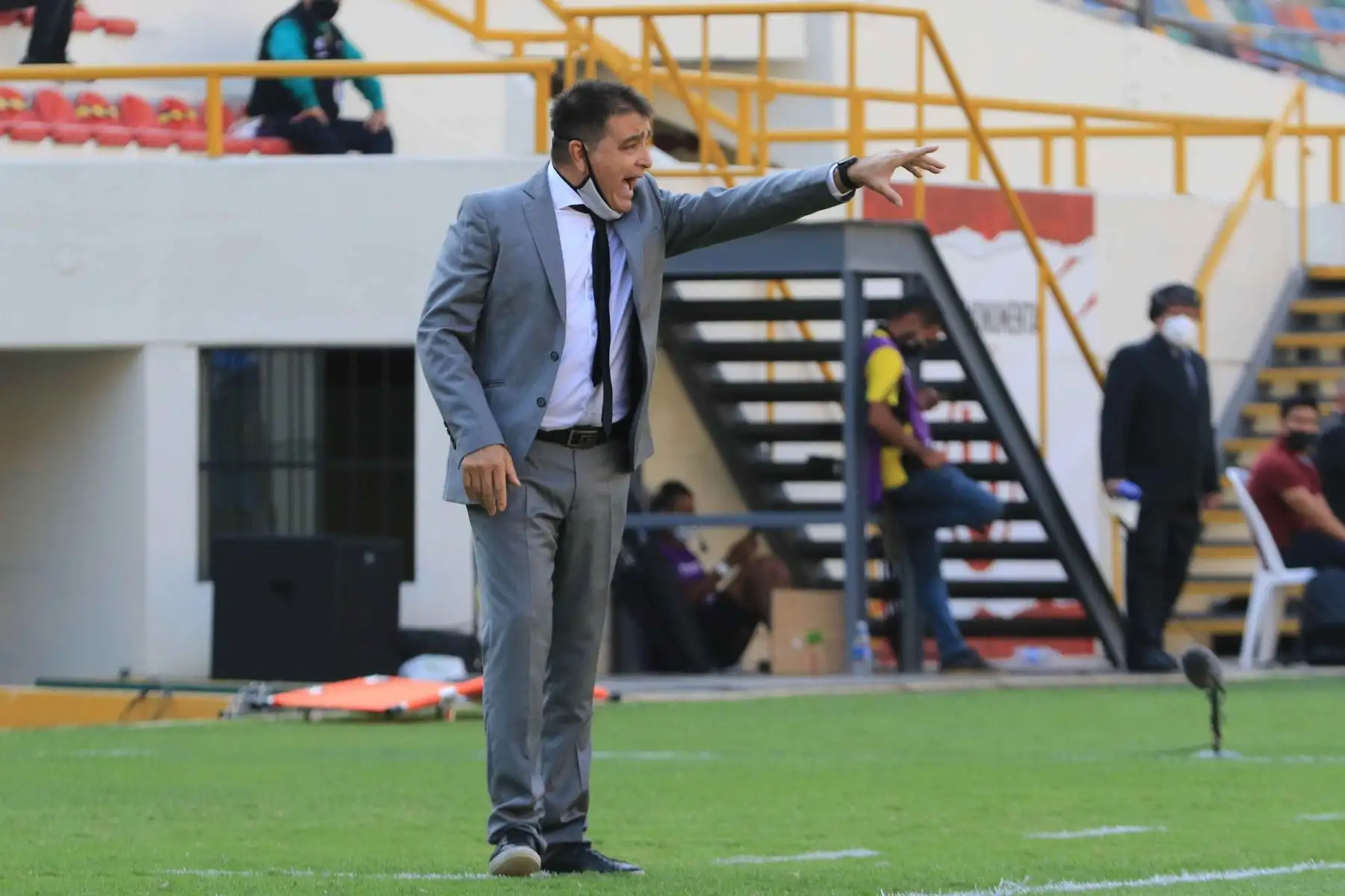 El  técnico  Claudio Vivas de Cusco FC dirige a sus jugadores en el partido jugado ante Sport Huancayo.
Foto: Liga 1