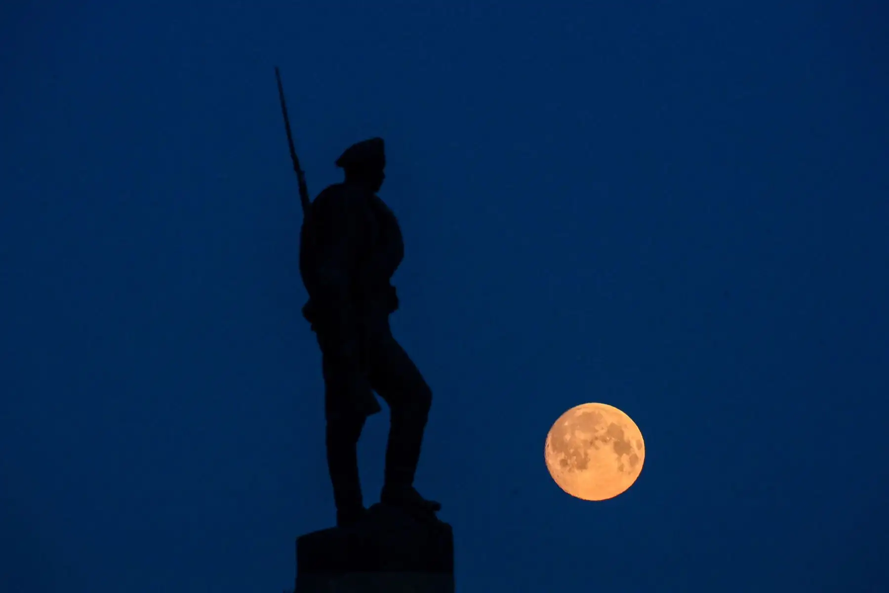 La luna llena se muestra detrás del Monumento a los Héroes de la Primera Guerra Mundial en la colina Poklonnaya en Moscú.
Foto: AFP