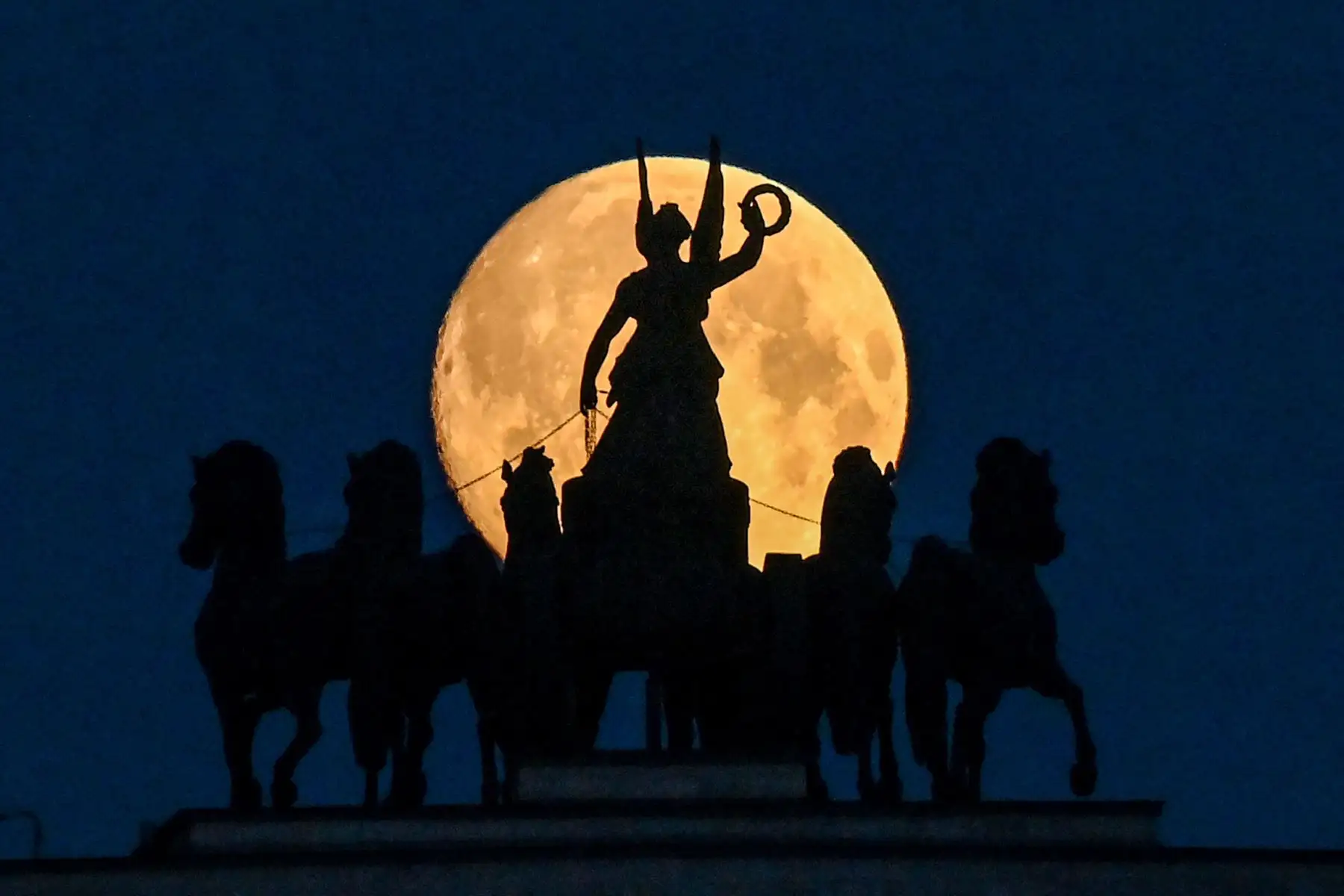 La luna llena se muestra detrás de la escultura sobre el Arco del Triunfo, que conmemora la victoria de Rusia sobre Napoleón en 1812, en la Avenida Kutuzovsky en Moscú.
Foto: AFP