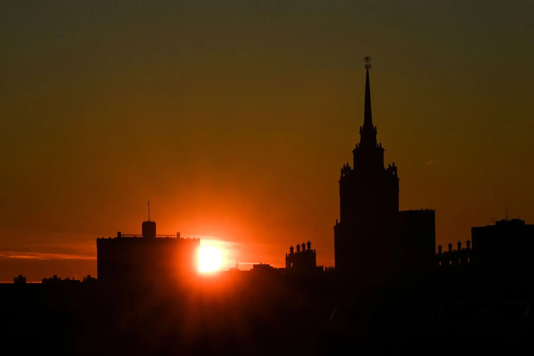 El edificio de la oficina del gobierno ruso se muestra al amanecer en el centro de Moscú.
Foto: AFP