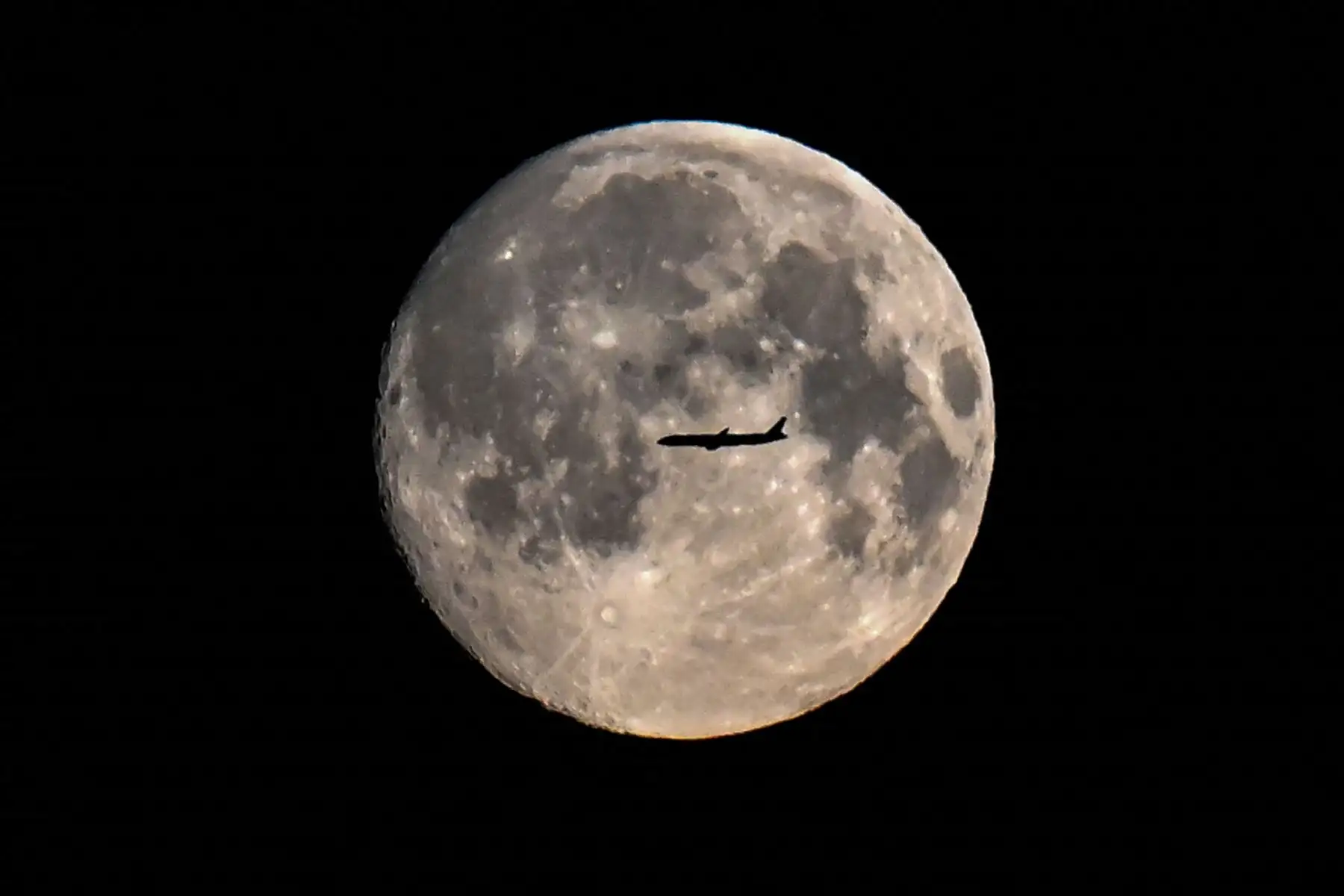 La silueta de un avión se ve frente a la luna en Moscú.
Foto: AFP