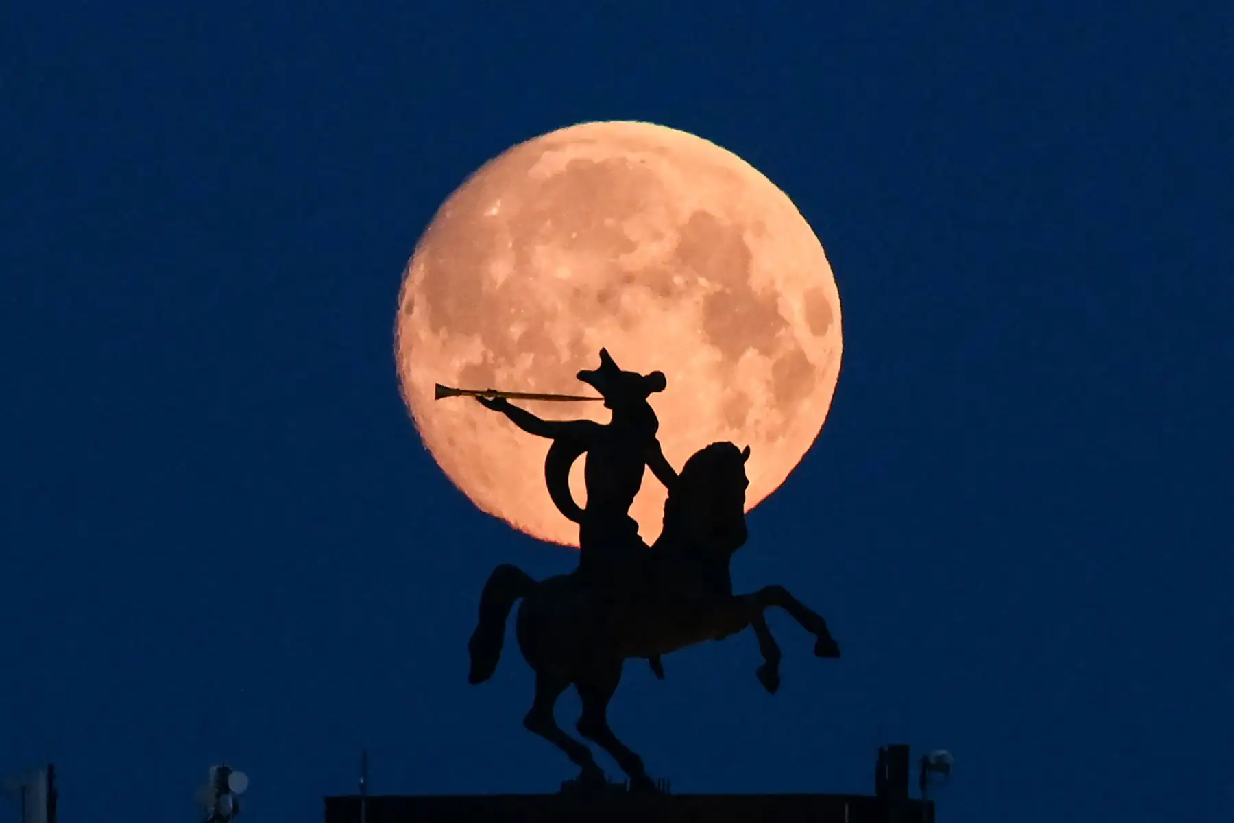La luna llena se muestra detrás del Monumento a los Héroes de la Primera Guerra Mundial en la colina Poklonnaya en Moscú.
Foto: AFP