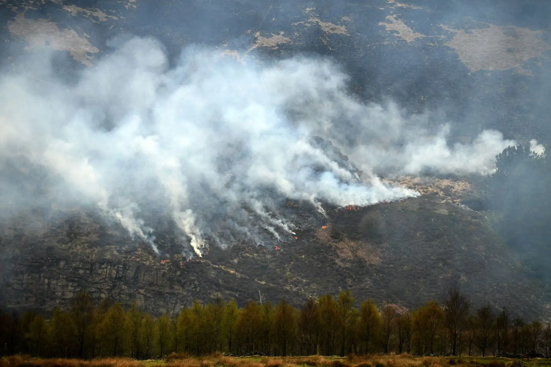 Se observa el resurgimiento de llamas del incendio del páramo en Marsden Moor, cerca de Huddersfield, en el norte de Inglaterra, el 27 de abril de 2021. Foto: AFP