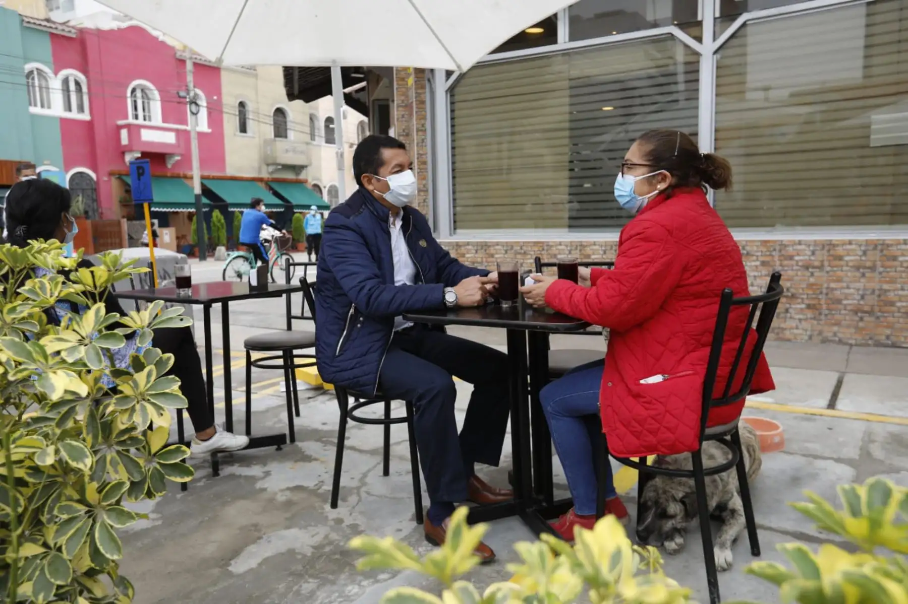 La ministra Solangel Fernández y el titular del Ministerio de la Producción supervisan la implementación de la “Guía para el uso temporal de espacios públicos colindantes a restaurantes y servicios afines autorizados”. Foto: Ministerio de Vivienda
