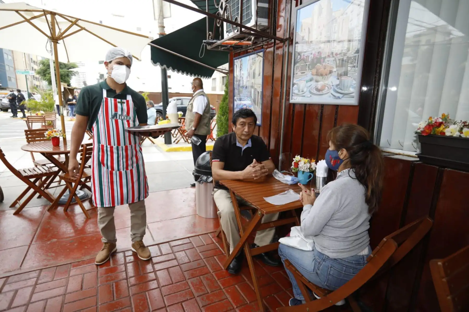 La ministra Solangel Fernández y el titular del Ministerio de la Producción supervisan la implementación de la “Guía para el uso temporal de espacios públicos colindantes a restaurantes y servicios afines autorizados”. Foto: Ministerio de Vivienda