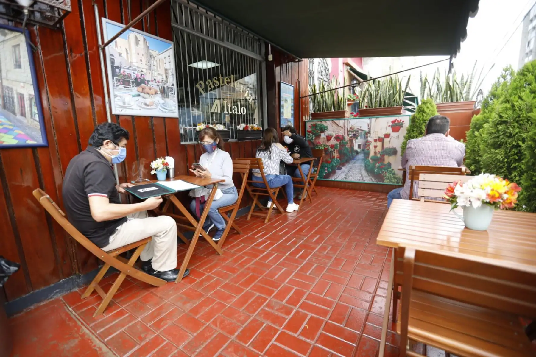 La ministra Solangel Fernández y el titular del Ministerio de la Producción supervisan la implementación de la “Guía para el uso temporal de espacios públicos colindantes a restaurantes y servicios afines autorizados”. Foto: Ministerio de Vivienda