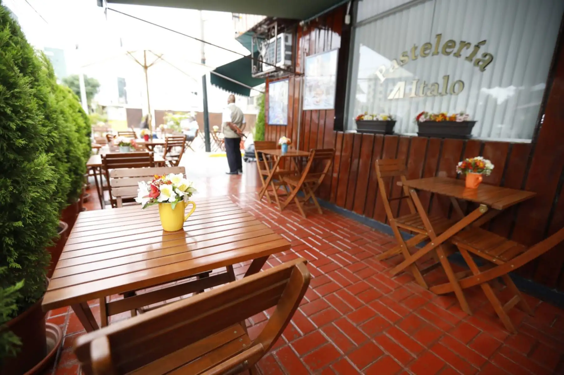 Un total de 42 terrazas gastronómicas se han implementado en las últimas semanas en Lima y Cusco gracias a la aplicación de este documento, elaborado por el MVCS y difundido por el Ministerio de la Producción. Foto: Ministerio de Vivienda