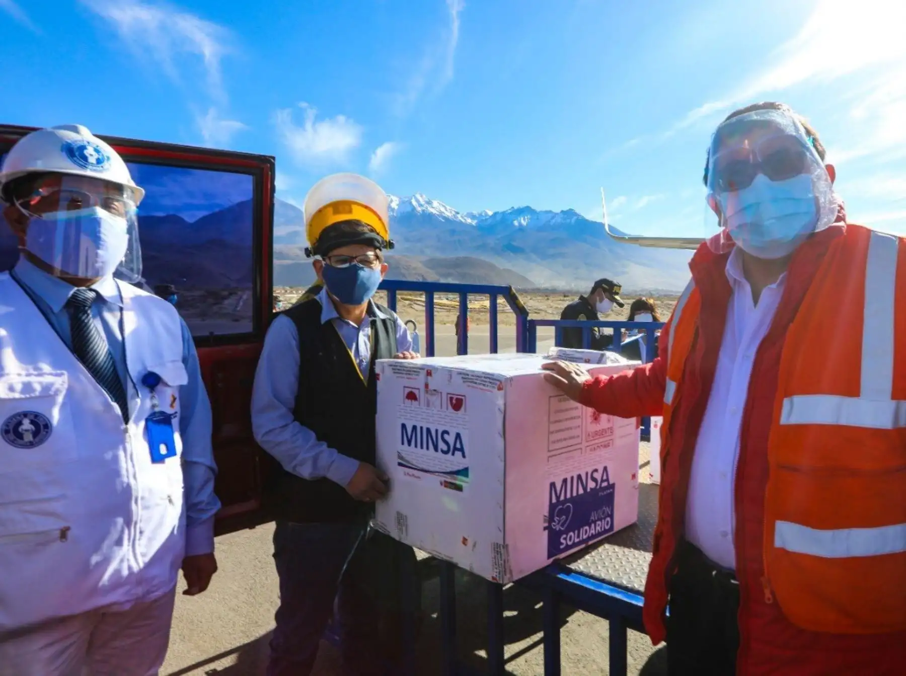 Arequipa recibe nuevo lote de vacunas contra la covid-19 y está lista para inocular a adultos mayores, resaltó el ministro de Desarrollo Agrario y Riego, Federico Tenorio.
