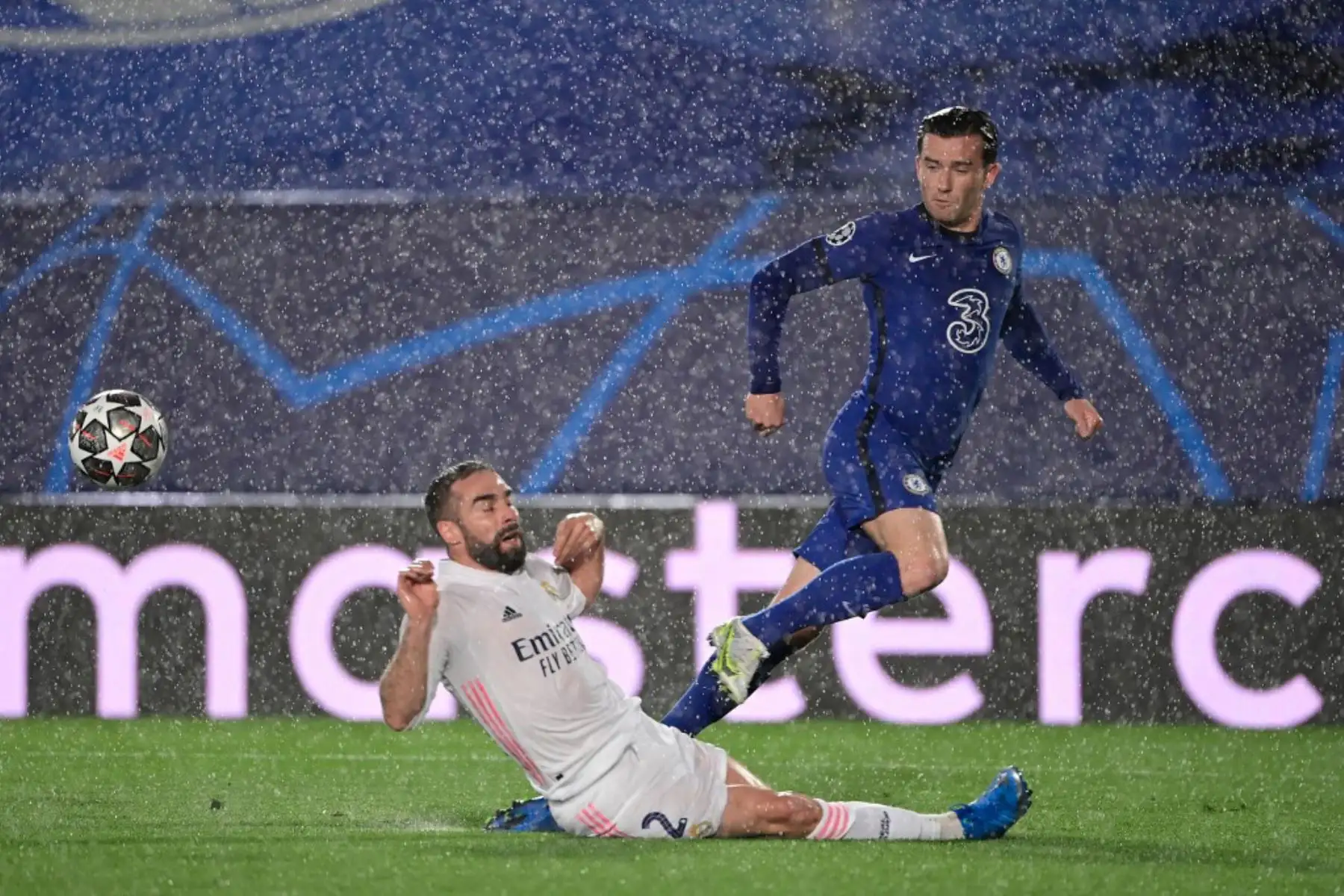 El defensor inglés del Chelsea Benjamin Chilwell (R) desafía al defensor español del Real Madrid Dani Carvajal durante la semifinal de la Liga de Campeones de la UEFA de ida de fútbol entre el Real Madrid y el Chelsea en el estadio Alfredo di Stefano de Valdebebas, en las afueras de Madrid.

Foto: AFP