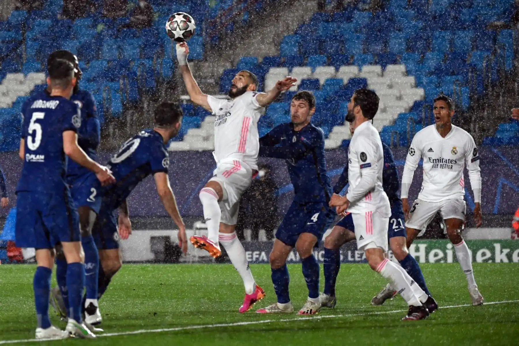 El delantero francés del Real Madrid Karim Benzema (CL) compite con el defensor danés del Chelsea Andreas Christensen durante el partido de ida de las semifinales de la UEFA Champions League entre el Real Madrid y el Chelsea en el estadio Alfredo di Stefano de Valdebebas, en las afueras de Madrid.

Foto:AFP