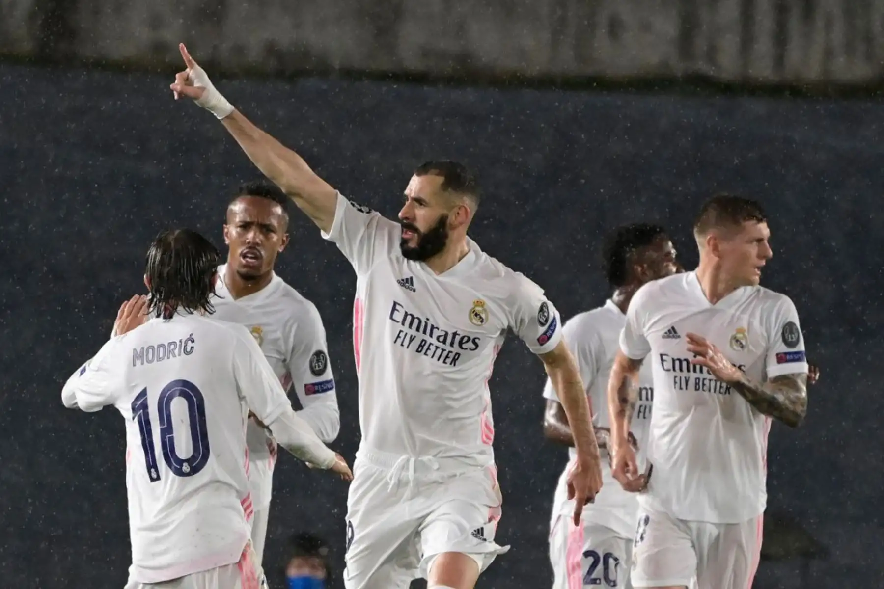 El delantero francés del Real Madrid Karim Benzema celebra tras anotar en la ida de semifinales de la UEFA Champions League entre el Real Madrid y el Chelsea en el estadio Alfredo di Stefano de Valdebebas, en las afueras de Madrid.

Foto:AFP