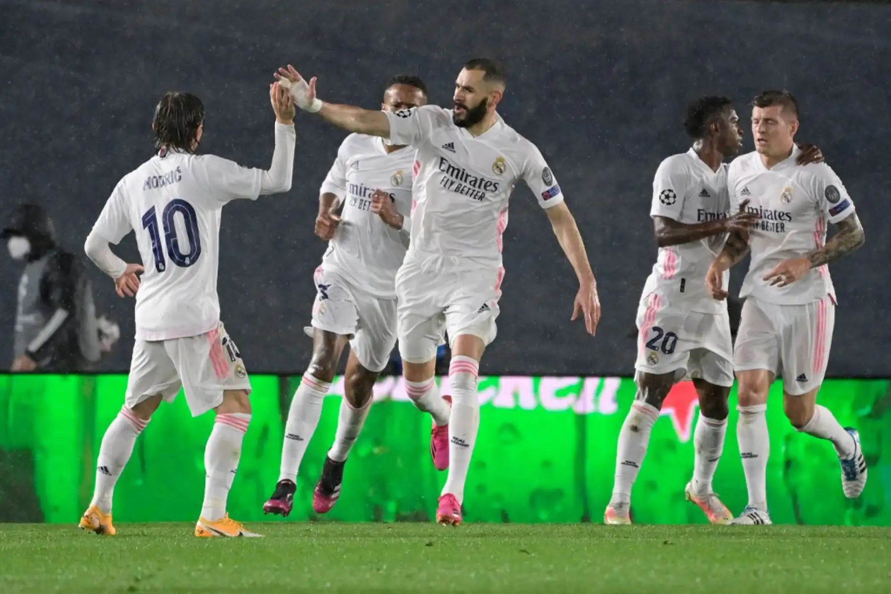 El delantero francés del Real Madrid Karim Benzema celebra tras anotar en la ida de semifinales de la UEFA Champions League entre el Real Madrid y el Chelsea en el estadio Alfredo di Stefano de Valdebebas, en las afueras de Madrid.

Foto:AFP
