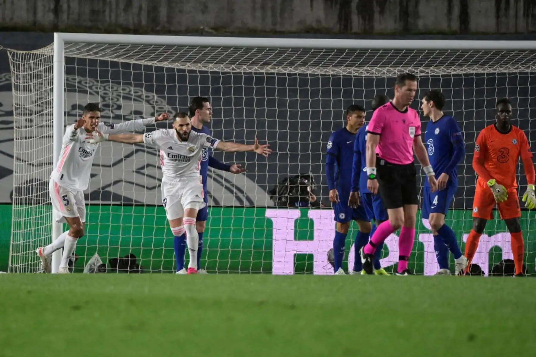 El delantero francés del Real Madrid Karim Benzema (2L) celebra tras anotar durante la semifinal de la Liga de Campeones de la UEFA en el partido de ida entre el Real Madrid y el Chelsea en el estadio Alfredo di Stefano de Valdebebas, en las afueras de Madrid.

Foto:AFP