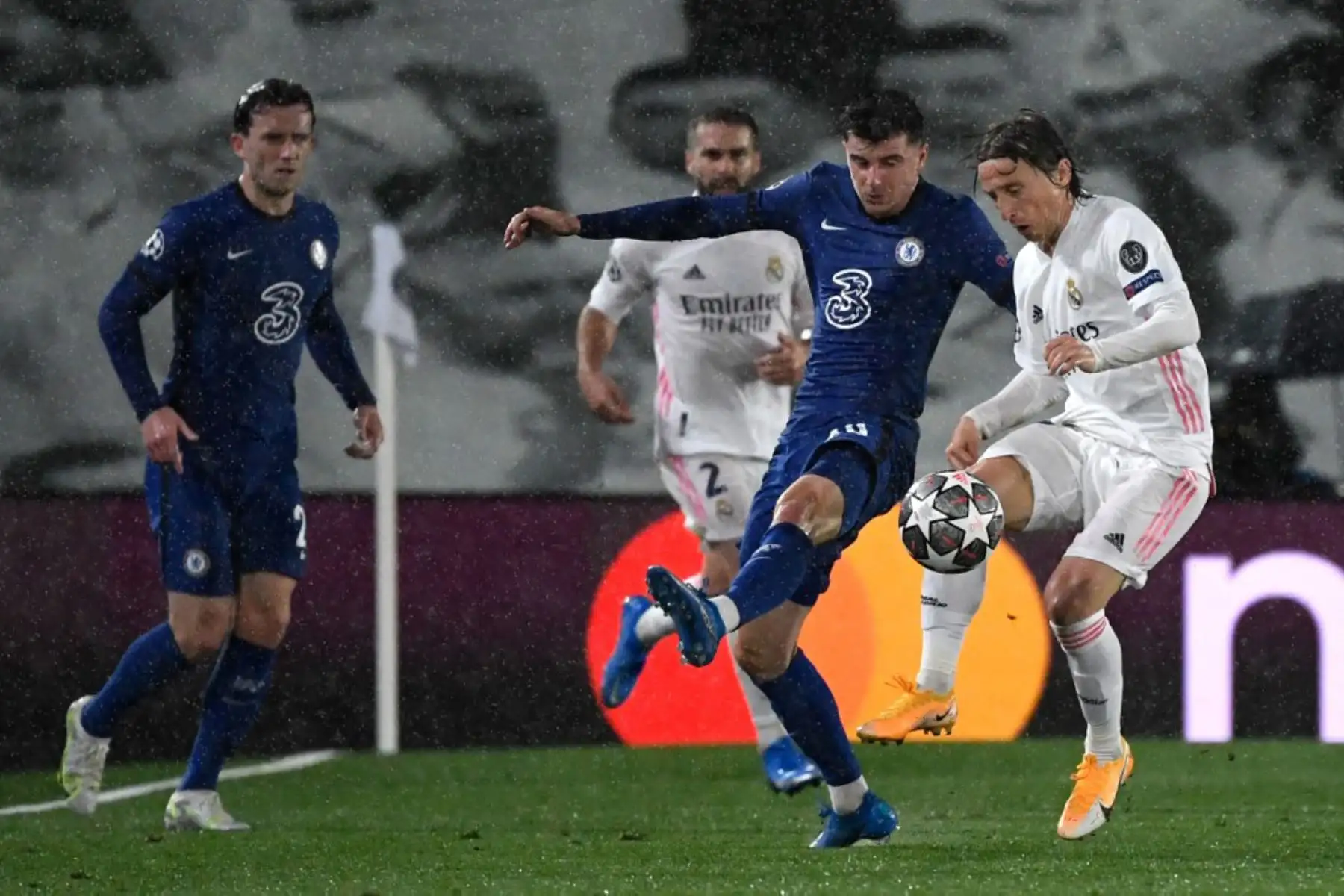 El centrocampista inglés del Chelsea, Mason Mount, compite con el centrocampista croata del Real Madrid Luka Modric (der.) Durante la semifinal de la Liga de Campeones de la UEFA de ida de fútbol entre el Real Madrid y el Chelsea en el estadio Alfredo di Stefano de Valdebebas, en las afueras de Madrid.

Foto:AFP