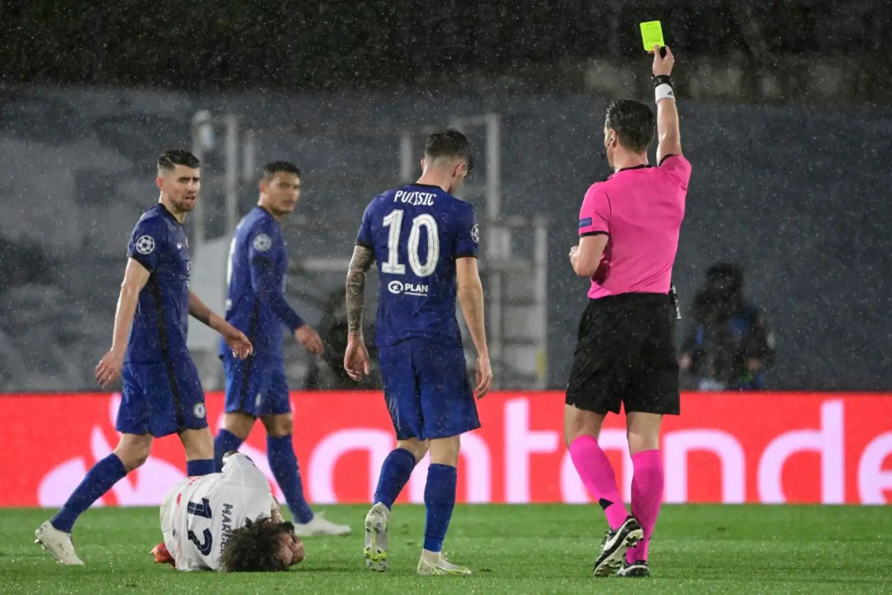 El árbitro holandés Danny Makkelie muestra una tarjeta amarilla al centrocampista estadounidense del Chelsea Christian Pulisic durante el partido de ida de la semifinal de la UEFA Champions League entre el Real Madrid y el Chelsea en el estadio Alfredo di Stefano de Valdebebas, en las afueras de Madrid.

Foto:AFP