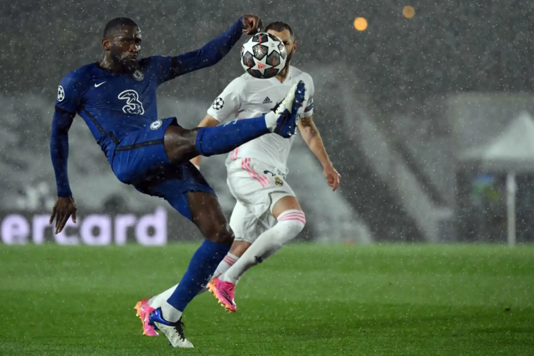 El defensa alemán del Chelsea Antonio Ruediger patea el balón junto al delantero francés del Real Madrid Karim Benzema durante el partido de ida de las semifinales de la Liga de Campeones de la UEFA entre el Real Madrid y el Chelsea en el estadio Alfredo di Stefano de Valdebebas, en las afueras de Madrid.

Foto:AFP