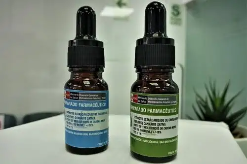 Presentaciones de CBD de 50 mg/ml y 100 mg/ml pueden adquirirse solo con receta médica.