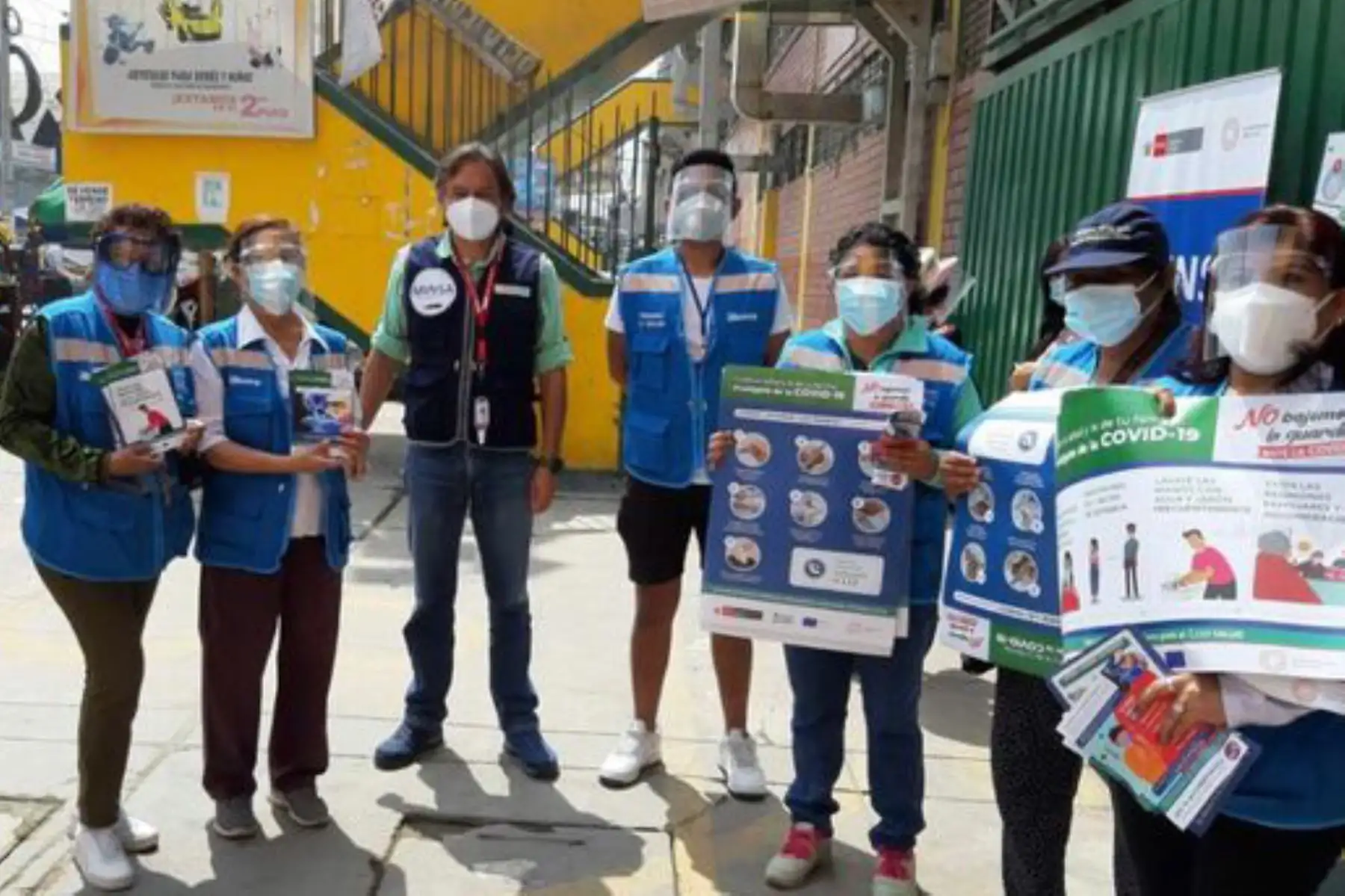 De acuerdo con la disposición del Estado, para ingresar a mercados o lugares públicos cerrados es necesario el uso de doble mascarilla y protector facial.