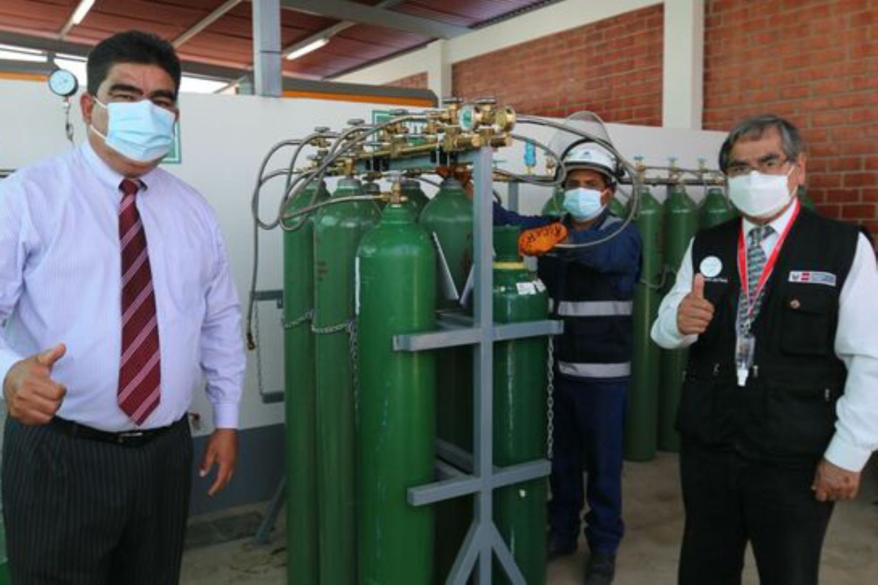El ministro de Salud entregó al Hospital San Juan de Dios de Pisco cinco ventiladores mecánicos y cinco balones de oxígeno con sus respectivos kits.