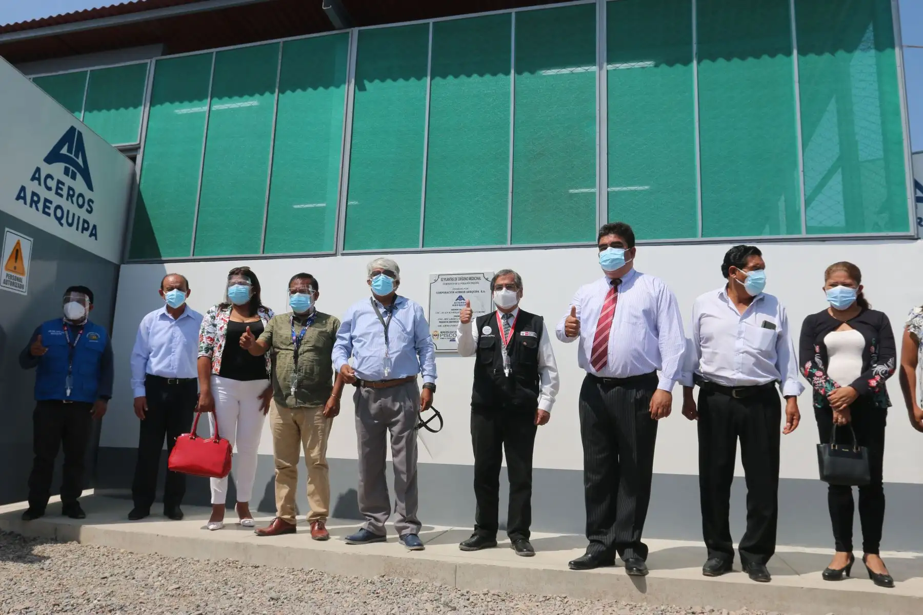 Ministro de Salud, Óscar Ugarte inspecciona plantas de oxígeno en la ciudad de Pisco.
Foto: Minsa
