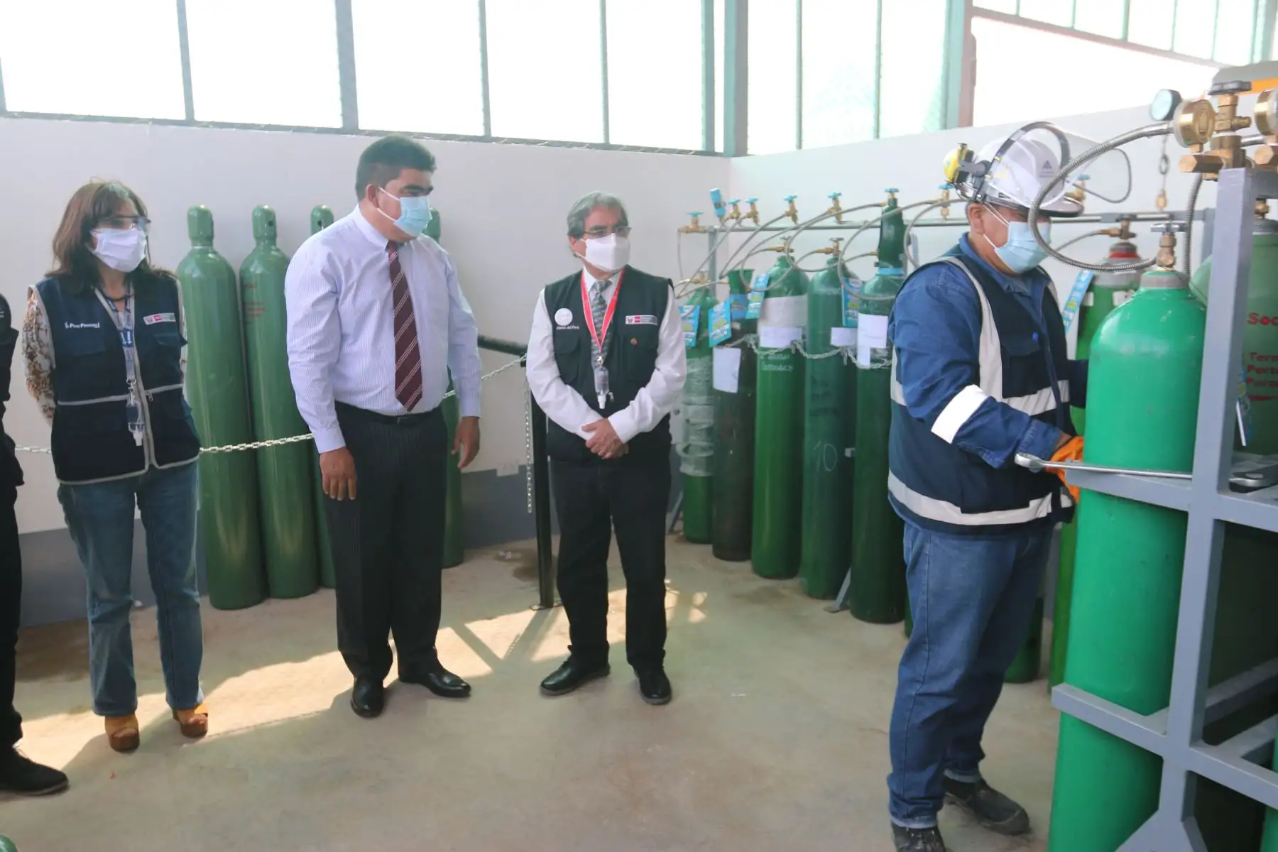 Ministro de Salud, Óscar Ugarte inspecciona plantas de oxígeno en la ciudad de Pisco.
Foto: Minsa