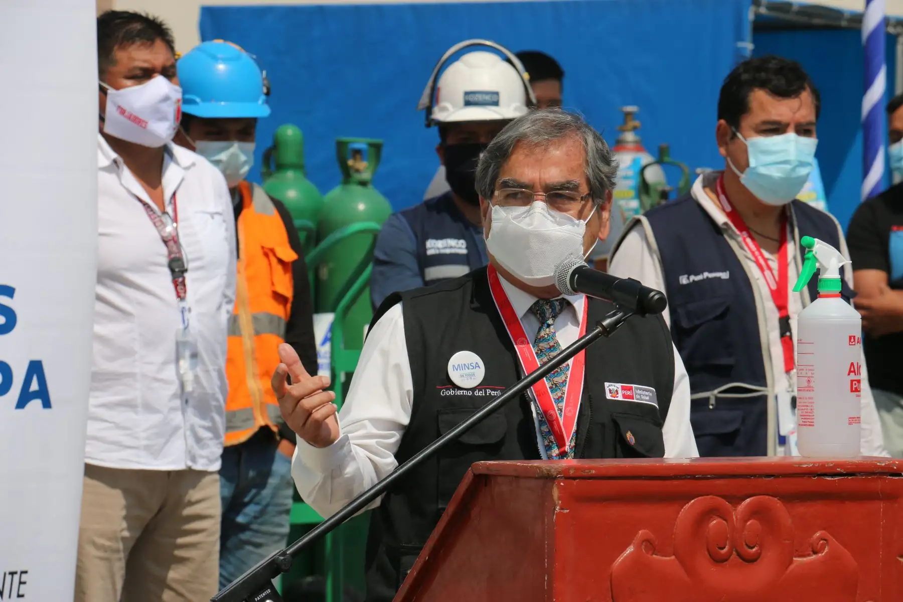 Ministro de Salud, Óscar Ugarte inspecciona plantas de oxígeno en la ciudad de Pisco.
Foto: Minsa