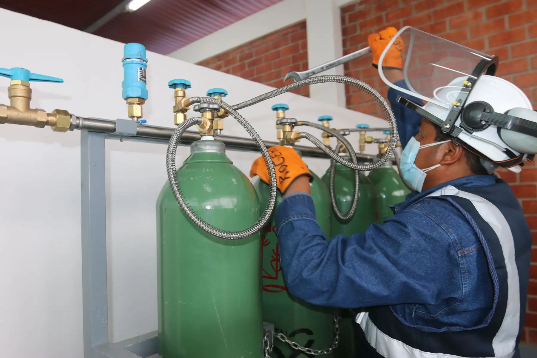 Ministro de Salud, Óscar Ugarte inspecciona plantas de oxígeno en la ciudad de Pisco.
Foto: Minsa