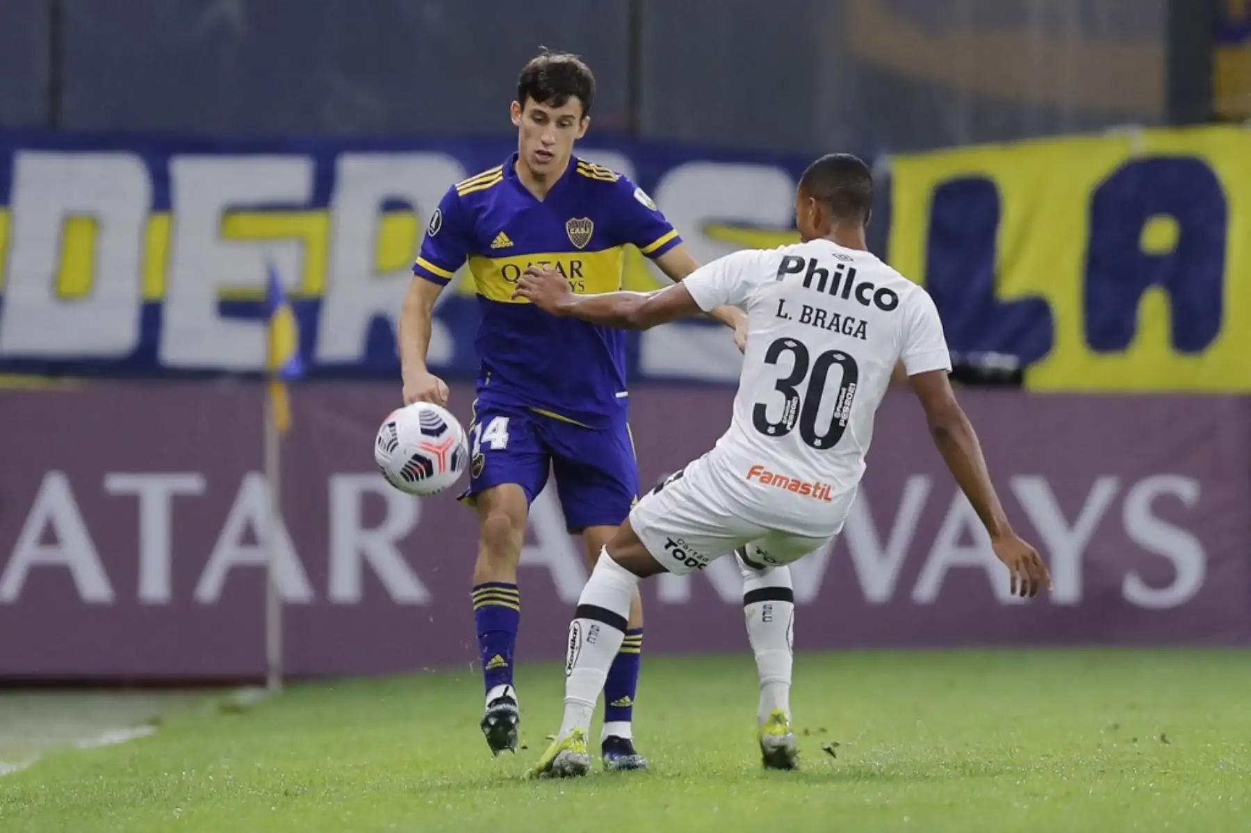 Santos Lucas Braga de Brasil y Nicolás Capaldo de Boca Juniors de  Argentina compiten por el balón durante el partido de la fase de grupos del torneo de fútbol Copa Libertadores. Foto: AFP