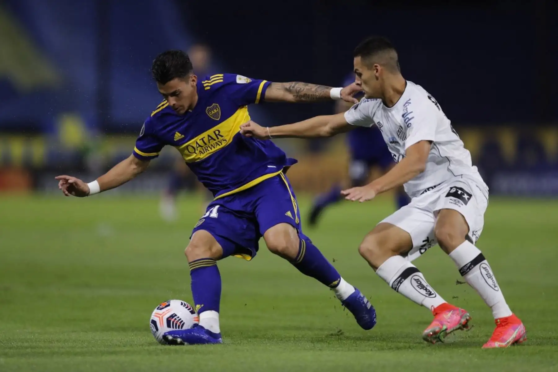 El argentino de Boca Juniors Mateo Retegui y el brasileño Santos Kaiky Melo,disputan el balón durante el partido de la fase de grupos del torneo de fútbol Copa Libertadores. Foto: AFP