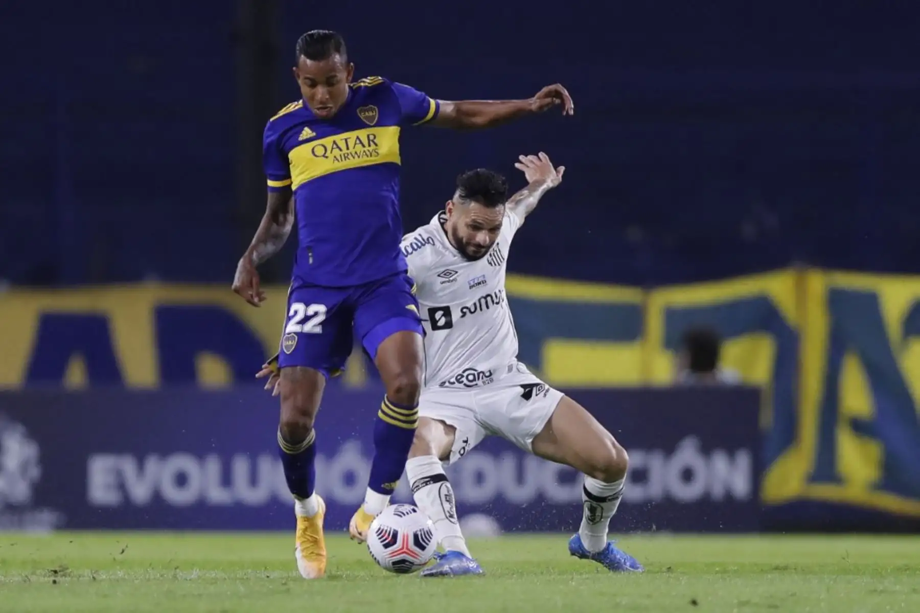 El brasileño Santos Para y el argentino del Boca Juniors, Sebastian Villa, compiten por el balón durante el partido de la fase de grupos del torneo de fútbol Copa Libertadores. Foto: AFP