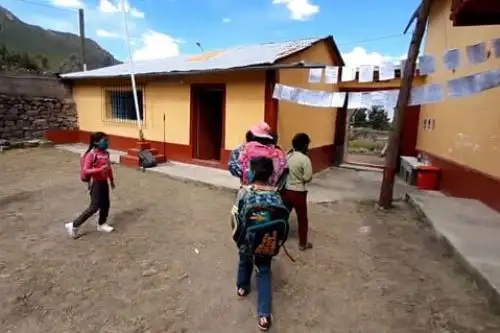 Escolares de 14 colegios de zonas rurales de la región Arequipa volvieron a las aulas el 19 de abril, respetando todos los protocolos de bioseguridad. Foto: ANDINA/Minedu