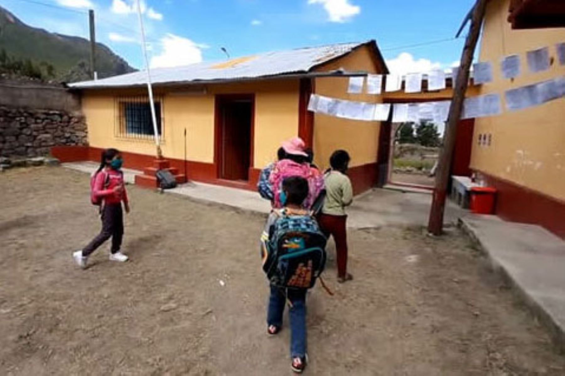 Escolares de 14 colegios de zonas rurales de la región Arequipa volvieron a las aulas el 19 de abril, respetando todos los protocolos de bioseguridad. Foto: ANDINA/Minedu