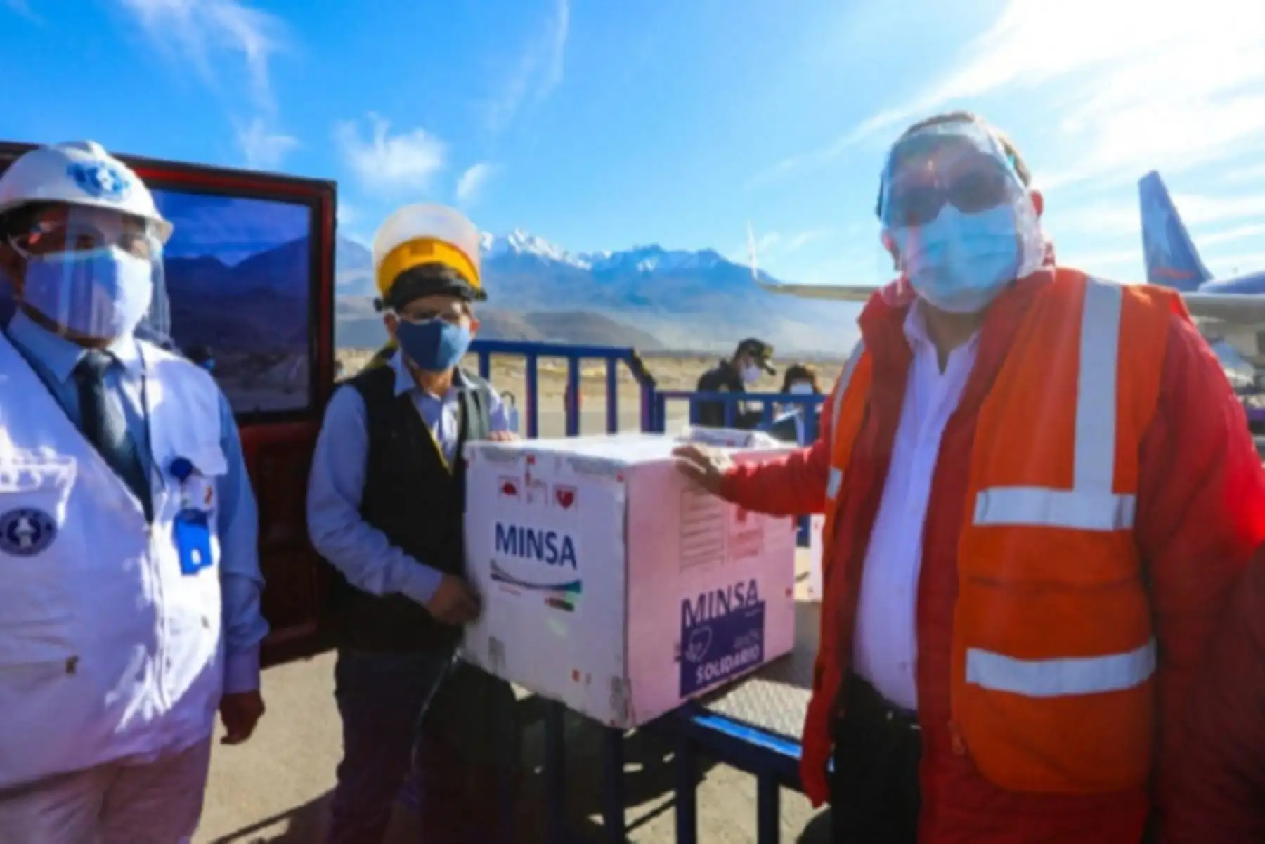 En el caso de Arequipa, el titular del Midagri recordó que en semanas pasadas llegaron lotes de 38,000 dosis, luego 7,000 y hoy se concretó el ingreso de 11,700 vacunas.
