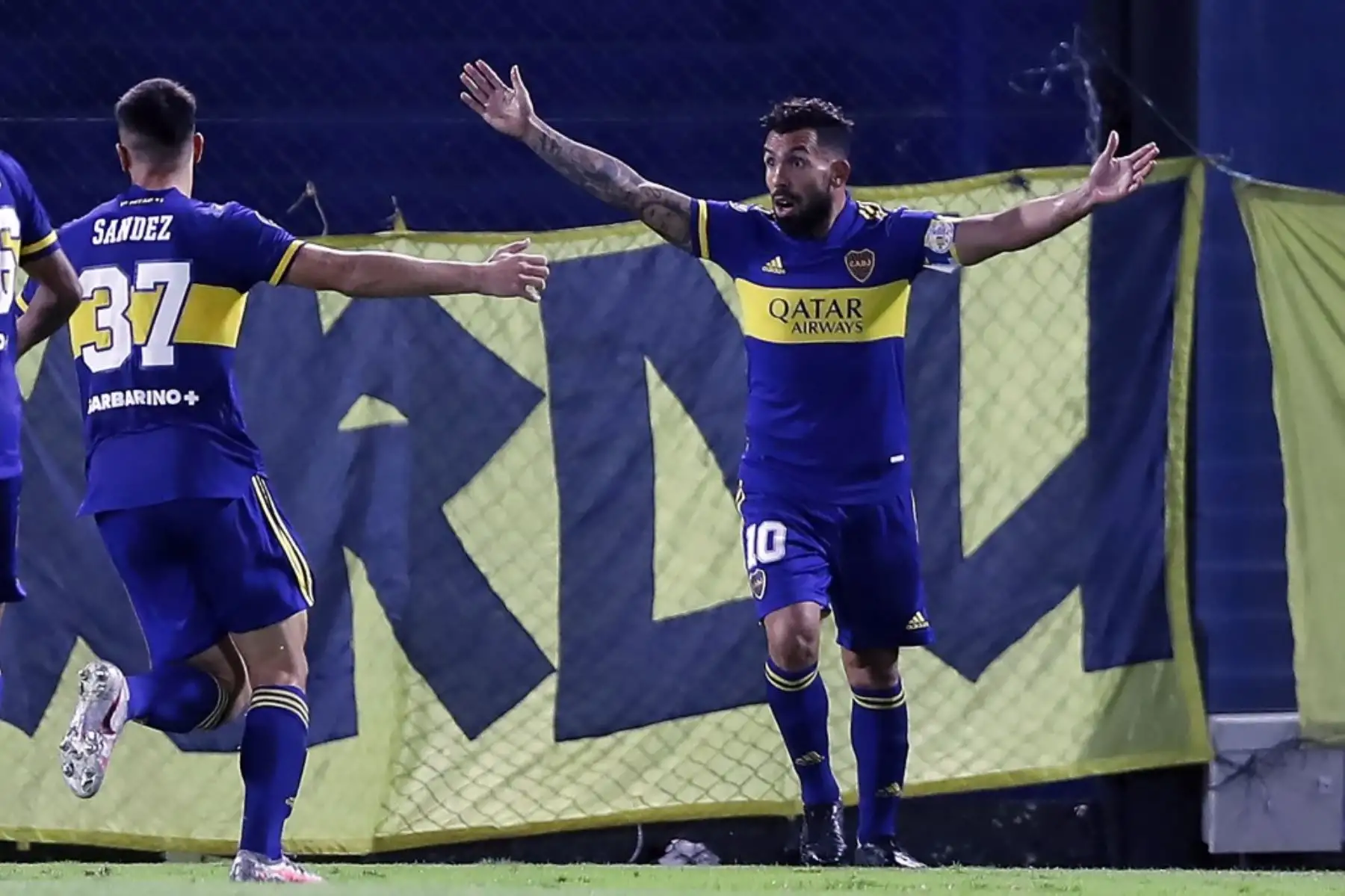 El argentino del  Boca Juniors Carlos Tevés celebra su gol durante, el partido de la fase de grupos del torneo de fútbol Copa Libertadores en el estadio La Bombonera en Buenos Aires. Foto: AFP
