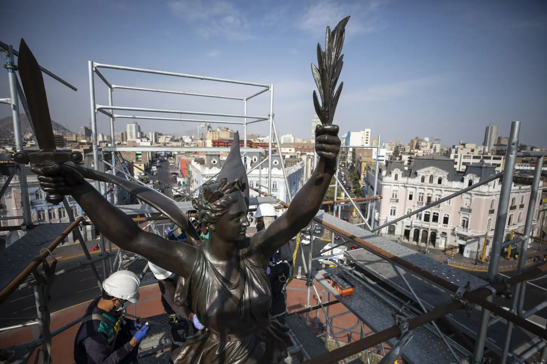 La Municipalidad de Lima, realiza trabajos de restauración en la  plaza Dos de Mayo. Foto: ANDINA/MLM