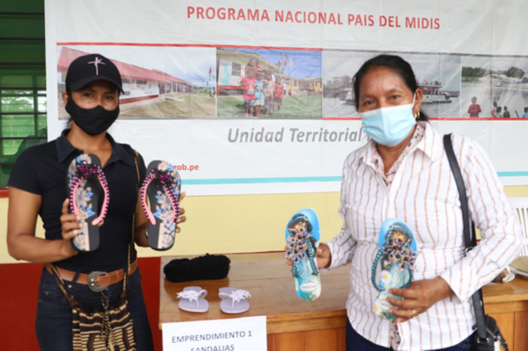 Mujeres de centros poblados en distrito de Yavarí, en Loreto, se capacitan en el tambo Mario Rivera para la elaboración de calzado y productos hechos con yuca. Foto: ANDINA/Difusión