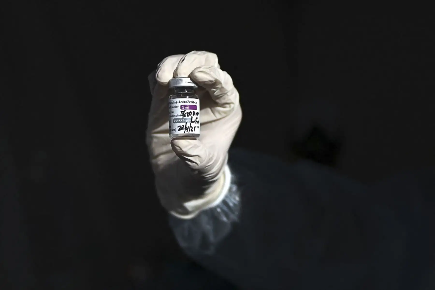 Una enfermera muestra un frasco de la vacuna AstraZeneca contra covid-19 en un paseo expreso por el centro de vacunación en el Estadio Romel Fernadez de la Ciudad de Panamá. Este país inicia el proceso de vacunación de Astrazeneca a voluntarios en un intento de generar confianza en el país con la vacuna anglo-sueca. Foto: AFP