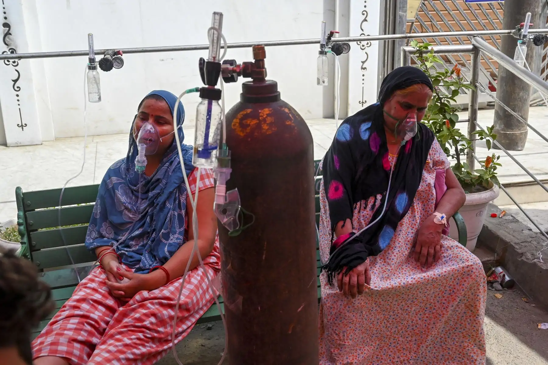 Los pacientes con coronavirus Covid-19 respiran con la ayuda del oxígeno proporcionado por un Gurdwara, un lugar de culto para los sijs, debajo de una carpa instalada a lo largo de la carretera en Ghaziabad, India. Foto: AFP
