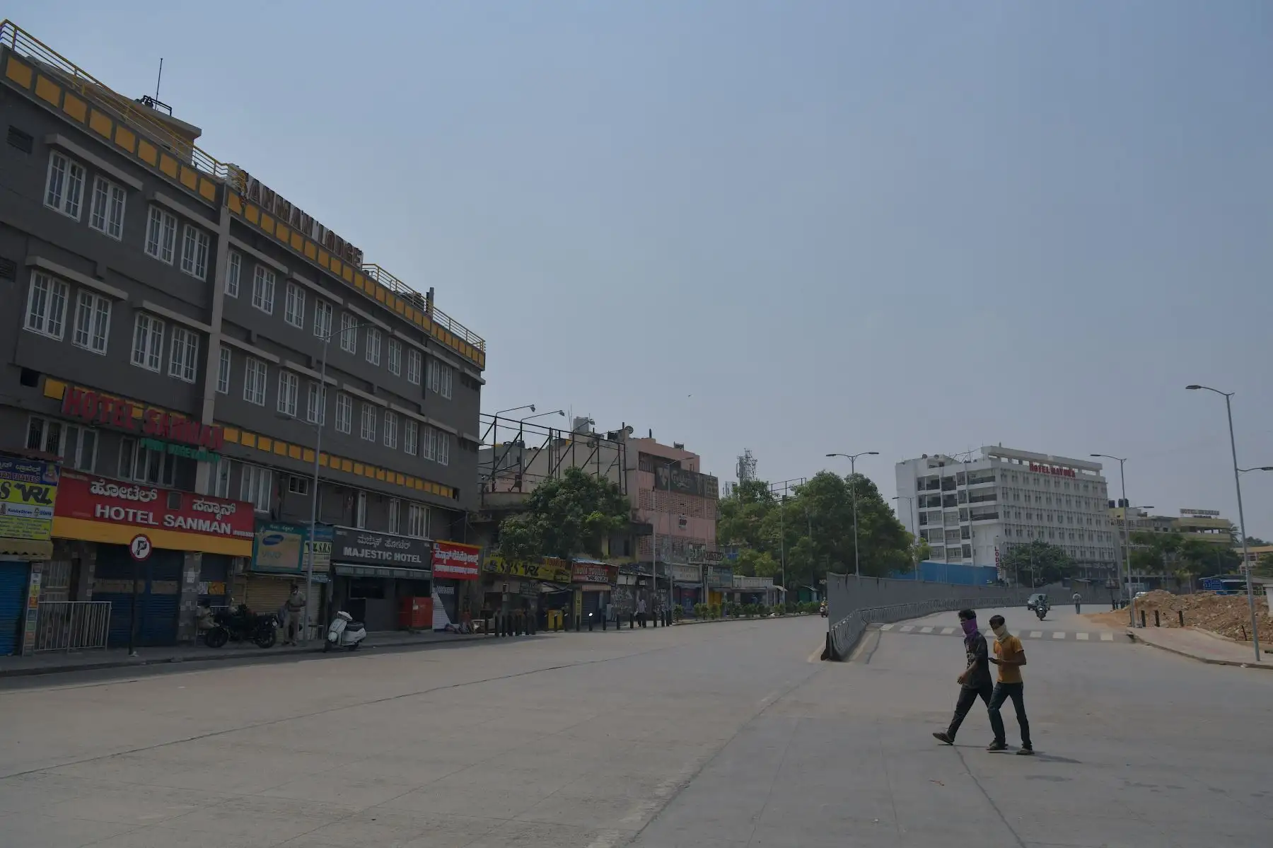 La gente camina por una carretera desierta en Bangalore el 28 de abril de 2021 luego del anuncio del gobierno de Karnataka de un cierre completo de 14 días para limitar la propagación del coronavirus Covid-19. Foto: AFP