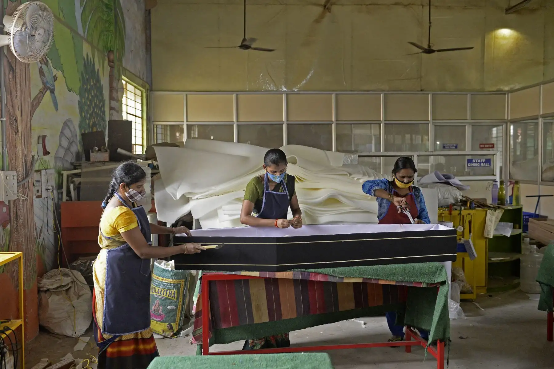 Se ve a trabajadores haciendo ataúdes en una instalación en medio del coronavirus Covid-19 en Hyderabad el 28 de abril de 2021. Foto: AFP