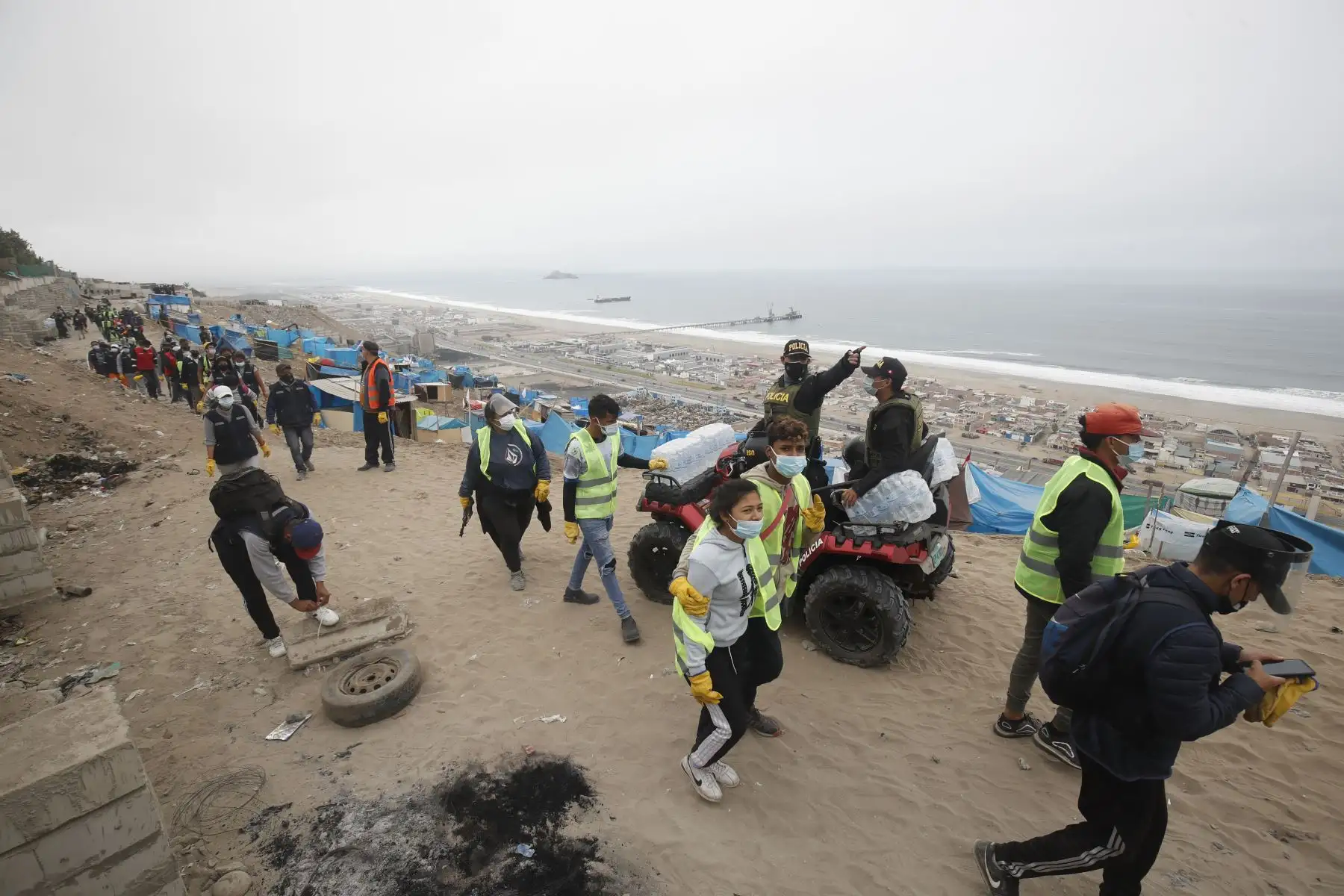 Efectivos de diferentes unidades de la Policía Nacional del Perú (PNP) desalojaron esta mañana a las personas que se mantenían desde hace 15 días en un terreno que habían ocupado de manera ilegal en la zona de Lomo de Corvina, en el distrito de Villa El Salvador. Foto: ANDINA/Juan Carlos Guzmán