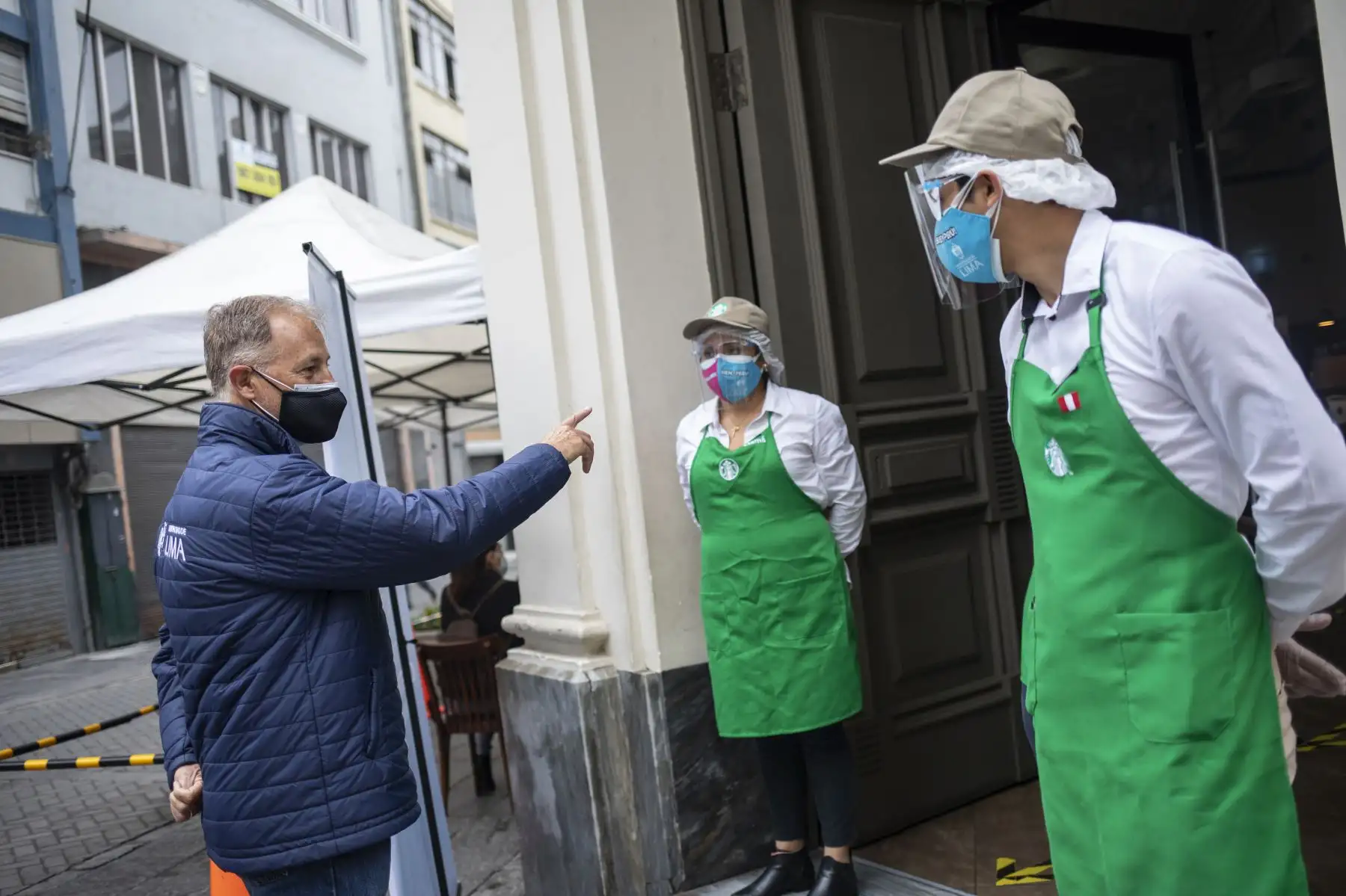 Alcalde Jorge Muñoz supervisa implementación de terrazas gastronómicas en el Centro Histórico de Lima, para prevenir el contagio por covid-19. Foto: MML