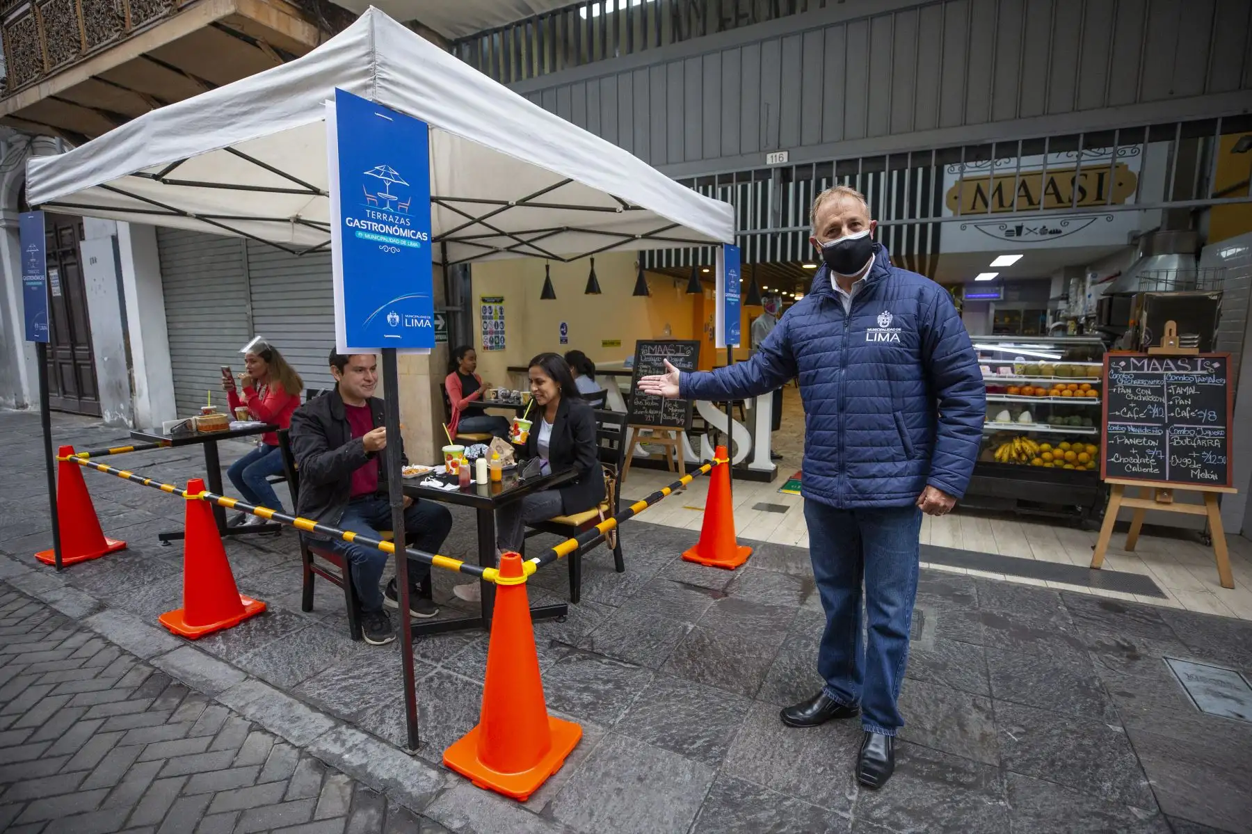 Alcalde Jorge Muñoz supervisa implementación de terrazas gastronómicas en el Centro Histórico de Lima, para prevenir el contagio por covid-19. Foto: MML