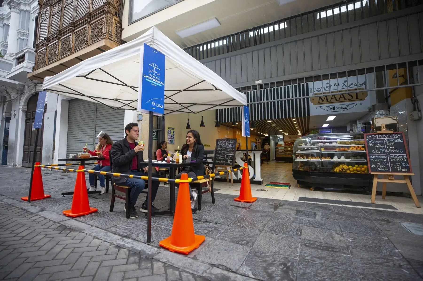 Alcalde Jorge Muñoz supervisa implementación de terrazas gastronómicas en el Centro Histórico de Lima, para prevenir el contagio por covid-19. Foto: MML