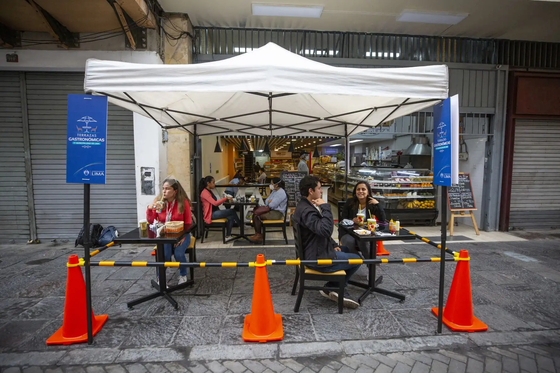 Alcalde Jorge Muñoz supervisa implementación de terrazas gastronómicas en el Centro Histórico de Lima, para prevenir el contagio por covid-19. Foto: MML
