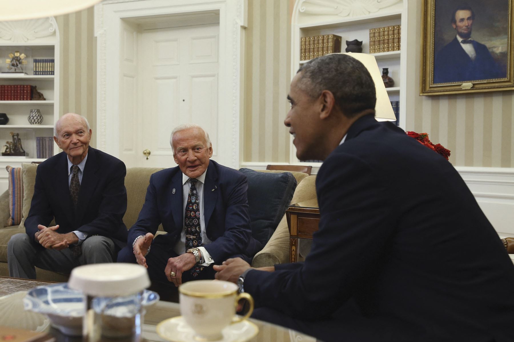 El presidente estadounidense Barack Obama (R) se reúne con los miembros supervivientes del Apolo 11, los astronautas Michael Collins (L) y Buzz Aldrin (C) durante una visita a la Oficina Oval de la Casa Blanca, el 22 de julio de 2014 en Washington, DC. El presidente Obama se reunió con los astronautas para honrar el 45 aniversario de su aterrizaje lunar. Foto: AFP