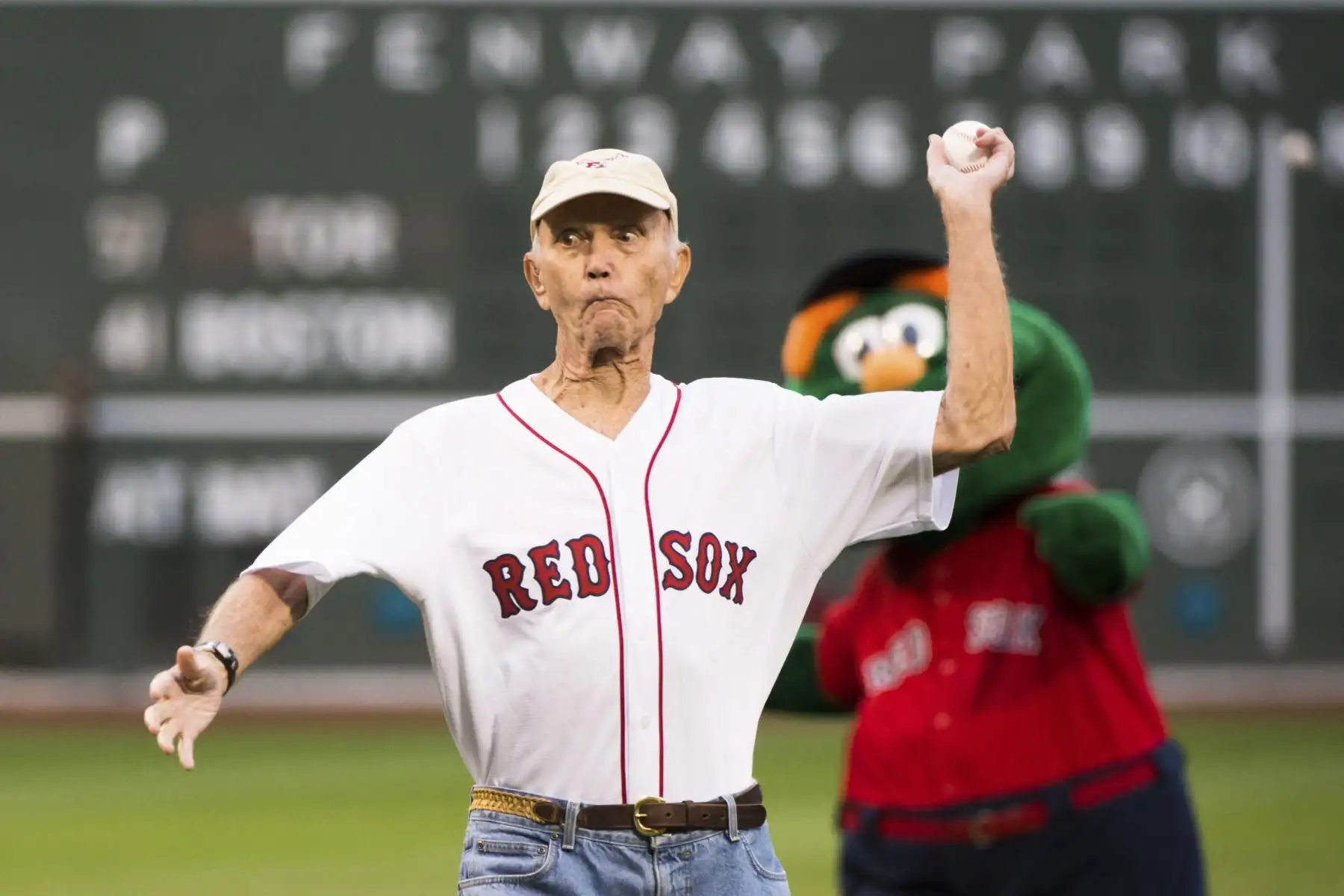 El ex astronauta de los Estados Unidos Michael Collins lanza el primer lanzamiento ceremonial en honor al 50 aniversario del Apolo 11 en Fenway Park el 21 de junio de 2019 en Boston, Massachusetts. Foto: AFP