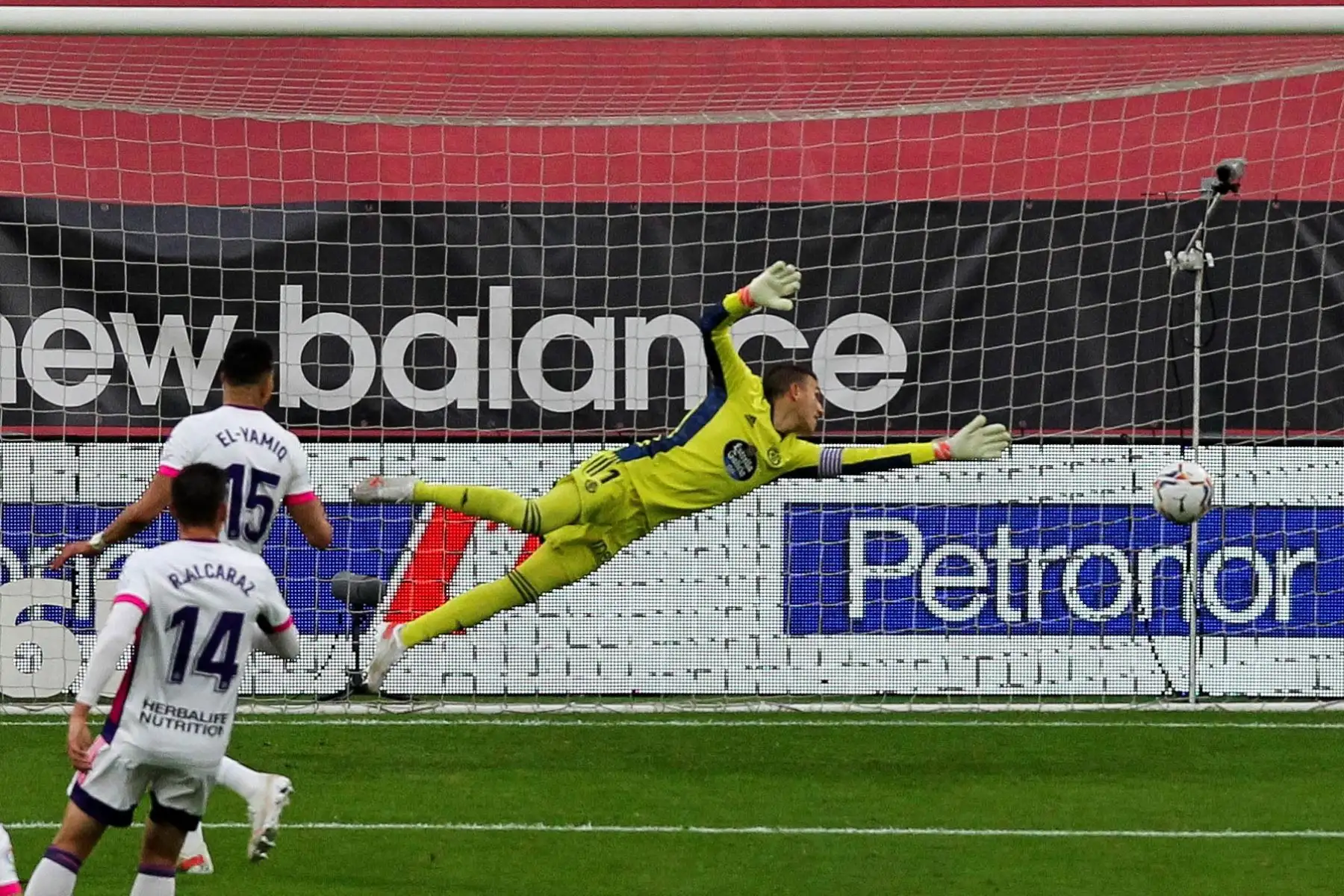 Jordi Masip, encaja el primer gol del Athletic de Bilbao durante el partido por LaLiga Santander, en el estadio San Mamés de Bilbao. Foto: EFE